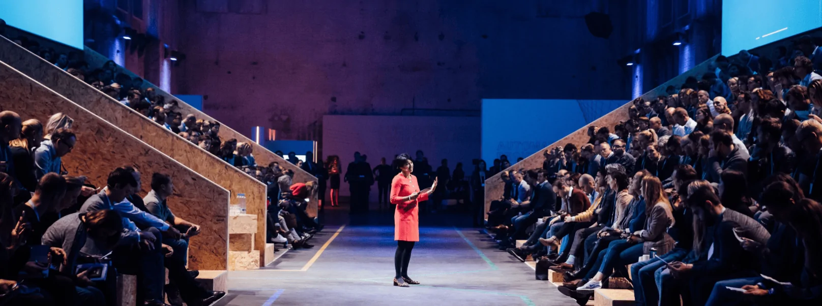 Daphne Laan, een spreker van Speakers for the World, in een zaal.